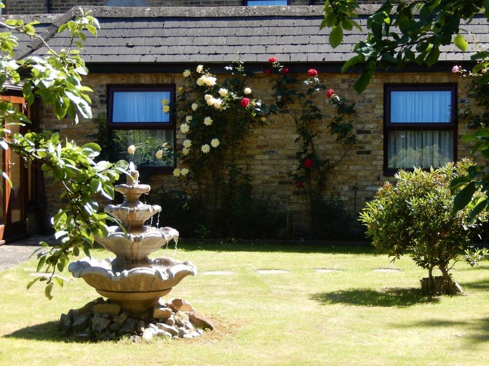 Cottage Guest House Хитроу Экстерьер фото